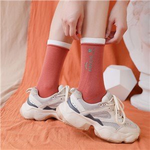 Valmistaa henkilökohtaisia ​​räätälöityjä miehistön sukkia, joissa on painatuslogo